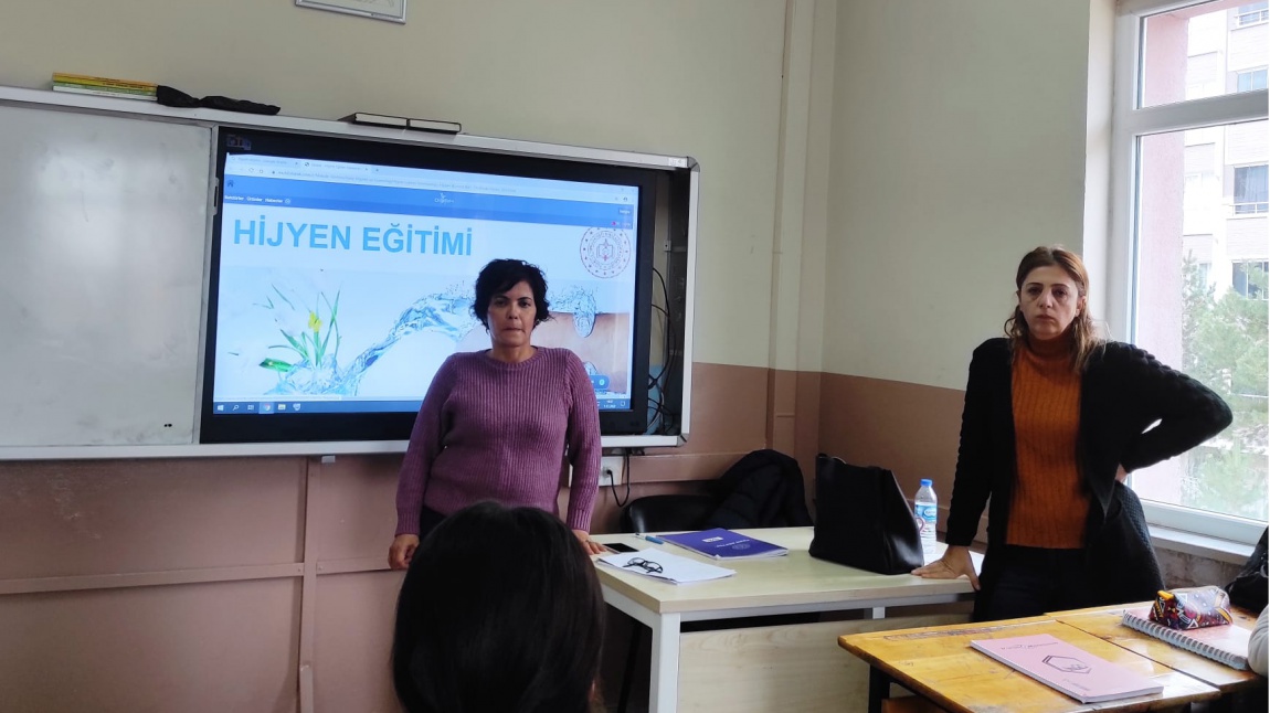 Sivas Valiliği himayelerinde Milli Eğitim Müdürlüğünün koordinatörlüğünde yürütülen HEDEF Projesi kapsamında kişisel hijyen eğitimi verildi.